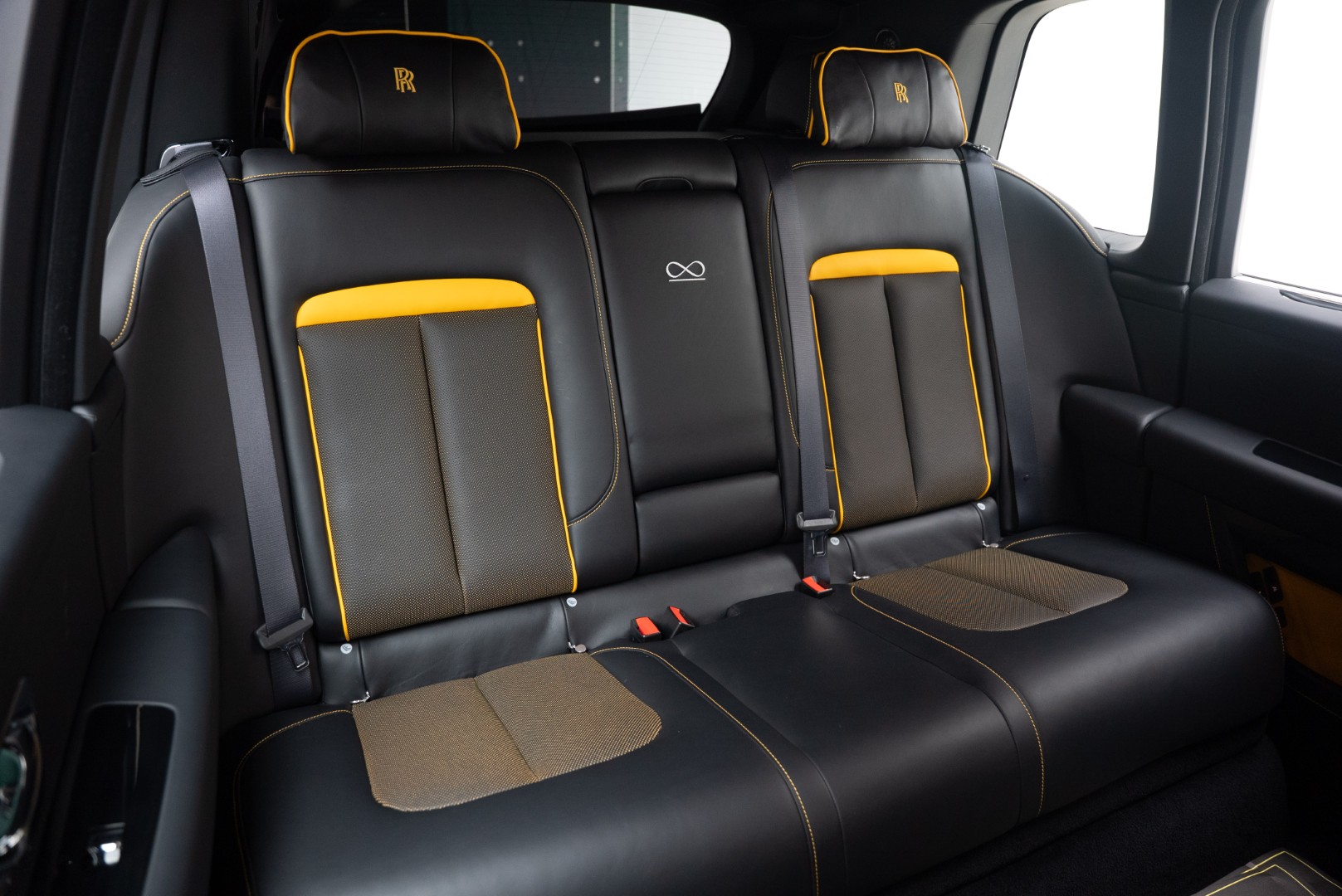 2025 GCC ROLLS ROYCE CULLINAN BLACK BADGE. PICNIC SEATS.WARRANTY AND SERVICES